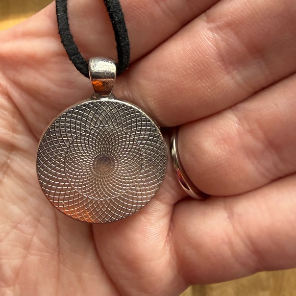 Elegant Gold and Black Pendant Necklace with spinal animal bone - Picture 4 of 4